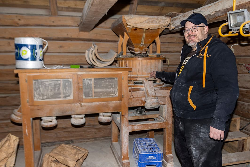 Kyösti Juhola Juholan tilan kivimyllyn äärellä