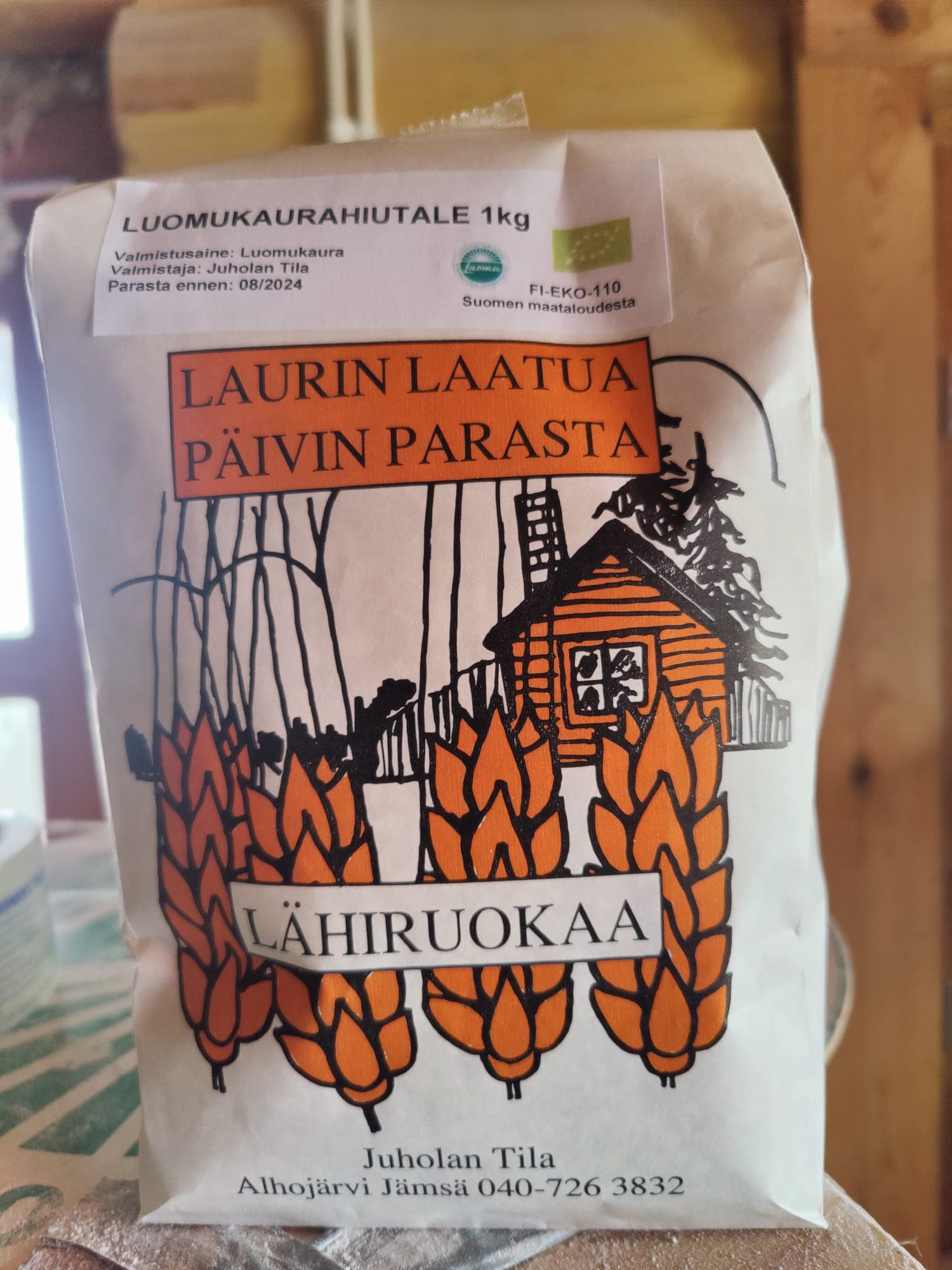Juholan tilan luomukaurahiutaleet pakkauksessa