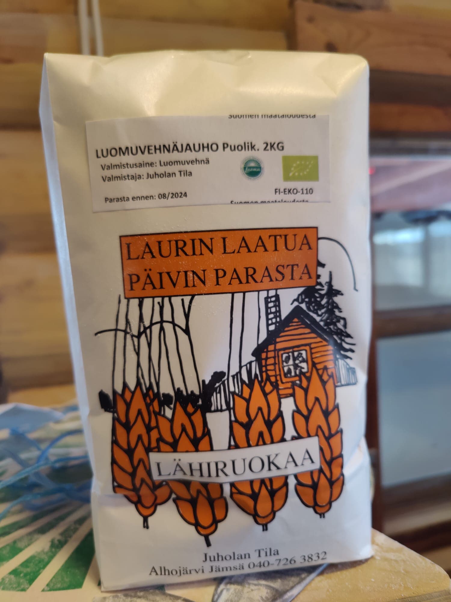 Juholan tilan puolikarkea luomuvehnäjauho pakkauksessa
